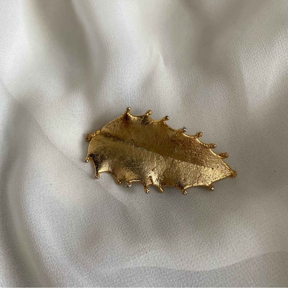 VTG Gold‑Tone Textured Leaf Brooch